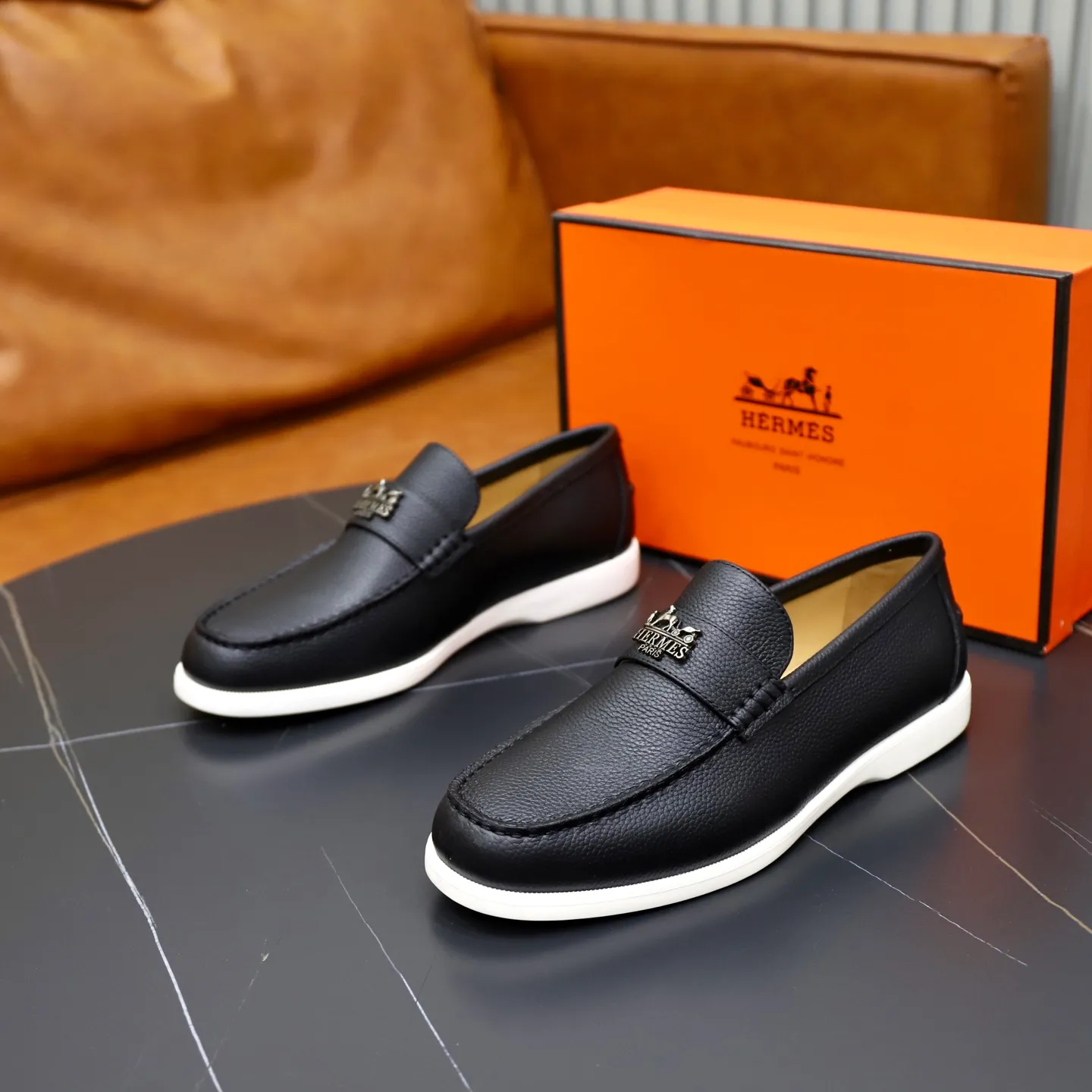 Ex-factory price: 560💰Hermès/Hermès slip-on men's shoes. This shoe is made of imported pebbled cowhide. It has simple and smooth lines and is combined with aerodynamically designed 3CM rubber foam ultra-light soles! Youthful and fashionable, classic H-shaped hardware buckle decoration, calf lining gently wraps the feet, with logo cowhide feet, casual and urban style, highlighting youthful vitality, sports and leisure version, super versatile, code number: 38-39-40-41-42-43-44 standard leather shoe size (45 can be customized but does not support returns)